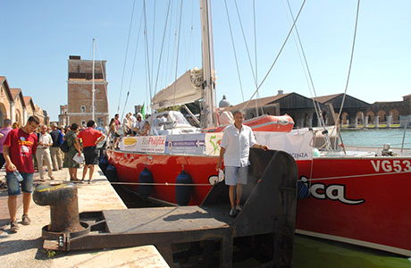 La barca partita sabato da Venezia per compiere il giro del mondo